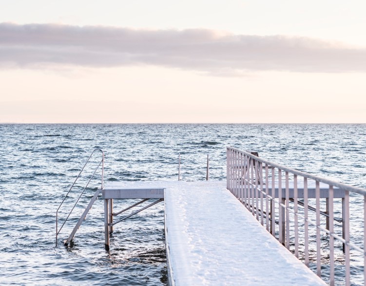 Badebro med is på